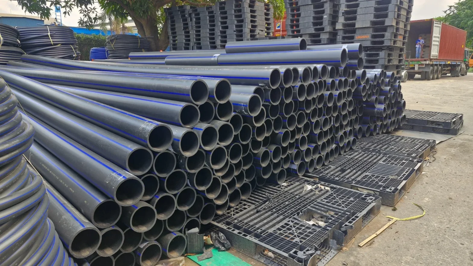 Tumpukan stok pipa HDPE ALVApipe