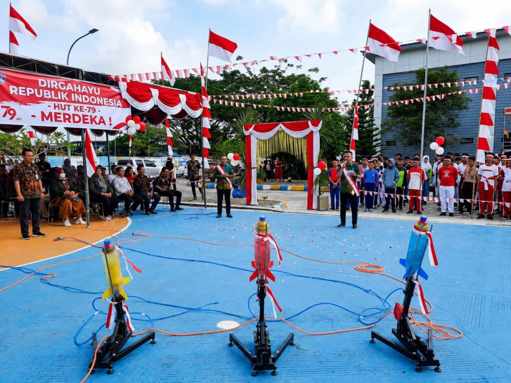 Peserta meluncurkan roket air dari botol plastik sebagai permainan edukatif bertema Hari Kemerdekaan Indonesia.