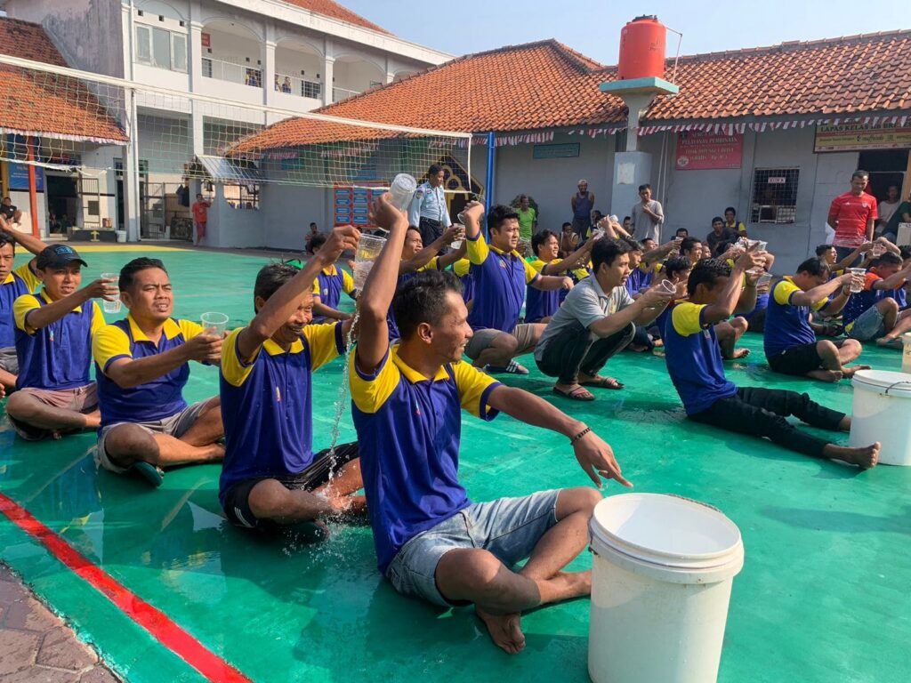 Warga mengikuti lomba estafet air kelompok pada perayaan Hari Kemerdekaan untuk melatih kerja sama tim dan semangat gotong royong
