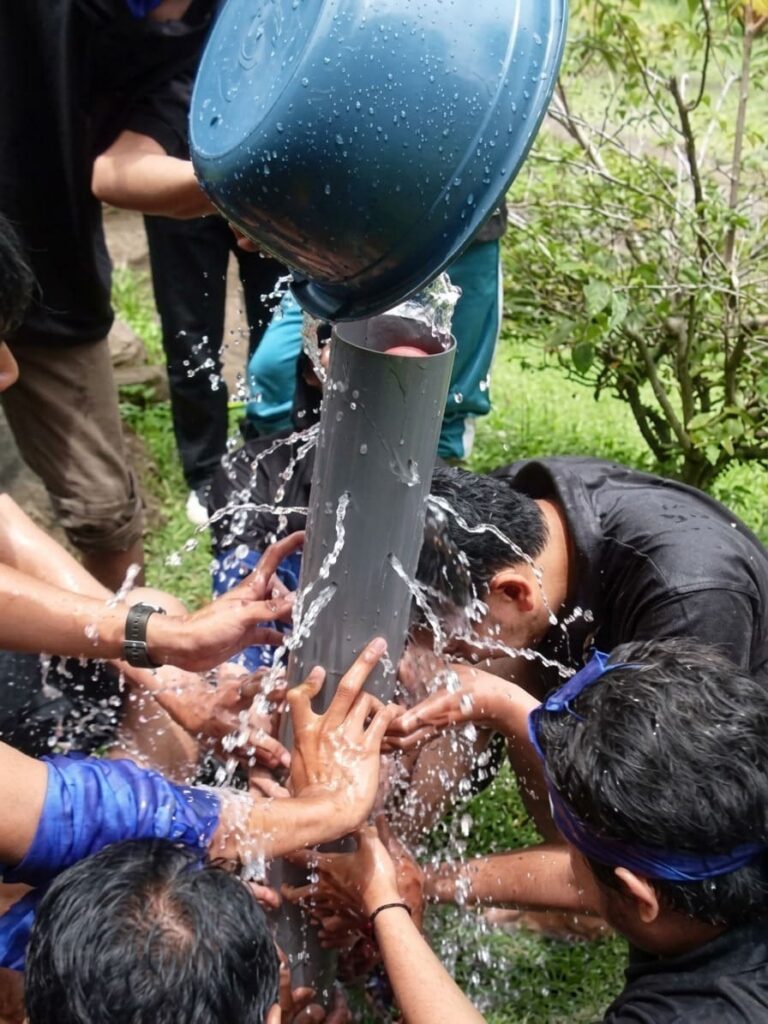 Lomba Pipa Bocor, menutup lubang pada pipa dalam lomba Hydro Tower agar pipa dapat terisi penuh air.