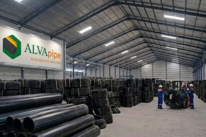 Gudang pabrik ALVApipe di Tangerang dengan stok pipa HDPE, PPR, Sub-Duct telekomunikasi, dan pipa gas yang siap memenuhi kebutuhan proyek, distributor, serta instalasi hunian.