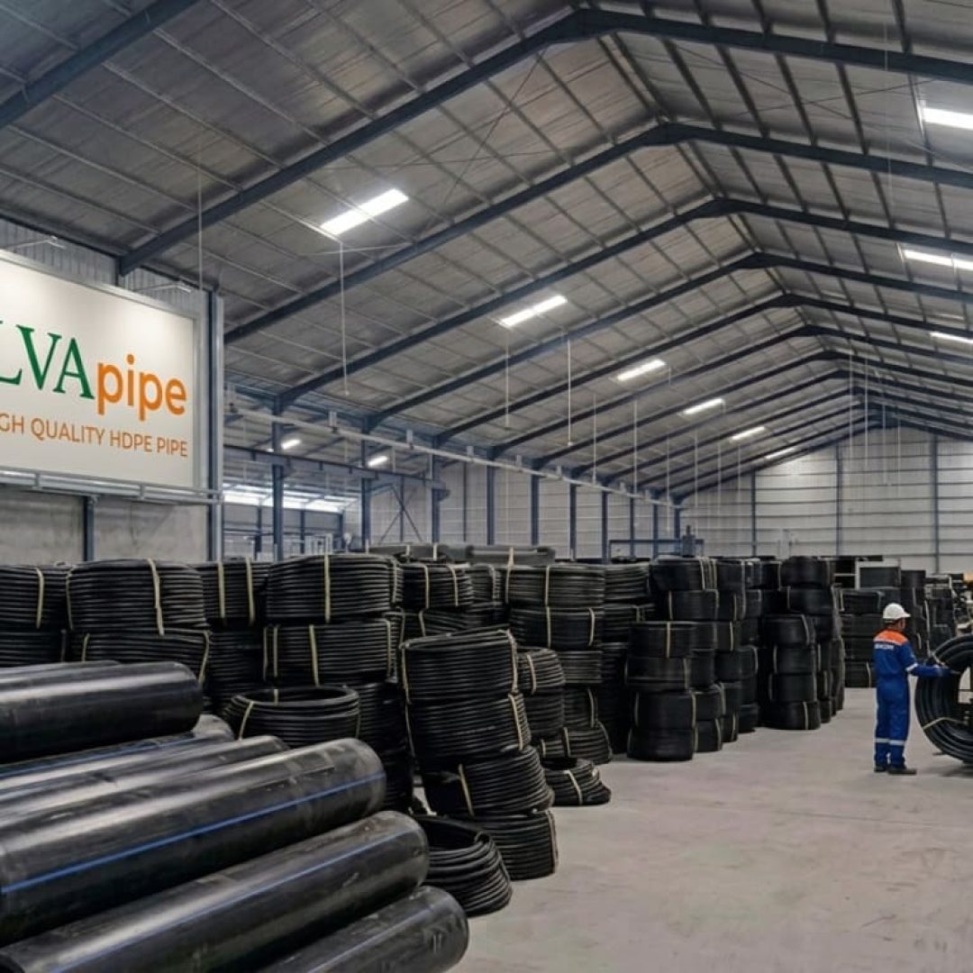 Gudang pabrik ALVApipe di Tangerang dengan stok pipa HDPE, PPR, Sub-Duct telekomunikasi, dan pipa gas yang siap memenuhi kebutuhan proyek, distributor, serta instalasi hunian.