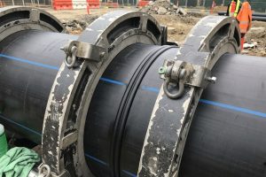 Proses penyambungan pipa HDPE ALVApipe menggunakan mesin Butt Fusion untuk instalasi jaringan air yang kuat dan tahan tekanan.