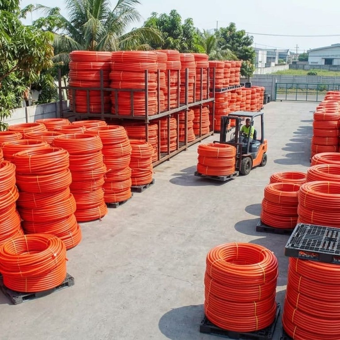 Tumpukan pipa HDPE Sub-Duct Telkom warna oranye ALVApipe di kawasan industri Jatake, Tangerang, siap dikirim untuk kebutuhan proyek jaringan fiber optik.