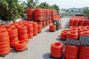 Tumpukan pipa HDPE Sub-Duct Telkom warna oranye ALVApipe di kawasan industri Jatake, Tangerang, siap dikirim untuk kebutuhan proyek jaringan fiber optik.
