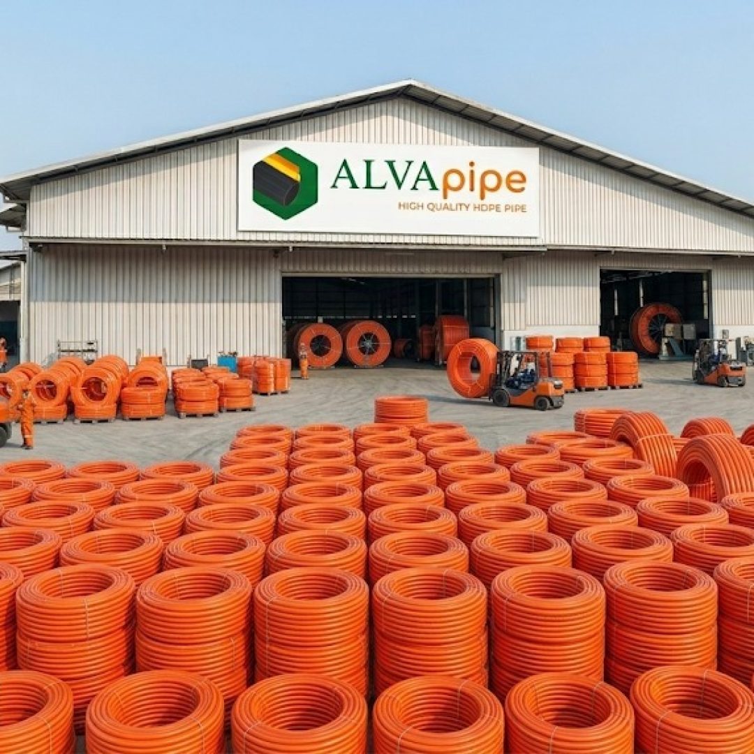 Gulungan pipa Sub-Duct Telecommunication HDPE warna oranye ALVApipe di fasilitas produksi Tangerang yang siap digunakan untuk instalasi kabel fiber optik bawah tanah.